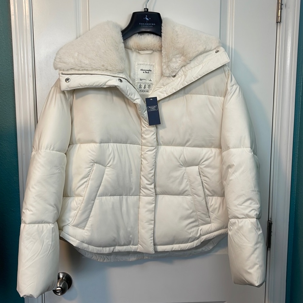 Abercrombie & Fitch Oversized White Elevated Mini puffer jacket. Size Large